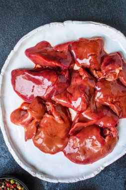 Çiğ tavuk ciğeri (sağlıklı beslenme) keto veya paleo diyet menüsü kavramı. Üst Manzara. metin için boşlukları kopyala