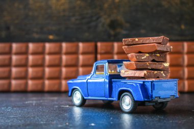 Çikolata, lezzetli tatlılar (çikolata ürünlerinin küçük bir arabada taşınması) menü konsepti. Üst Manzara. metin için boşlukları kopyala