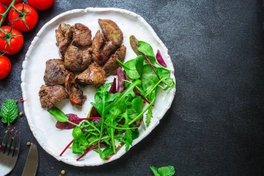 Karaciğer kremi yahnisi, kremalı sos (tavuk ciğeri, sağlıklı beslenme) keto veya paleo diyet menüsü kavramı. Üst Manzara. metin için boşluk kopyala