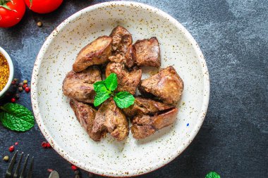 Karaciğer kremi yahnisi, kremalı sos (tavuk ciğeri, sağlıklı beslenme) keto veya paleo diyet menüsü kavramı. Üst Manzara. metin için boşluk kopyala