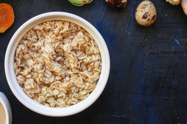 Kahvaltı (yulaf lapası, süt ürünleri ve daha fazlası) menü kavramı. Üst Manzara. metin için boşluk kopyala