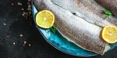 balık çiğ hake (yemek pişirmek için malzemeler seti) peskataryan, keto veya paleo diyet besin arka planı. Üst Manzara. metin için boşluk kopyala