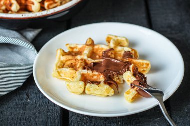 Belçika ya da Amerikan waffle 'ı (lezzetli tatlı yemek, tatlı aperatif) menü konsepti. Geçmişi. Üst Manzara. metin için boşluk kopyala