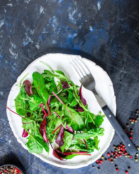 Gesunder Salat Blättermischsalat Mikrogemüse Saftige Zwischenmahlzeit Tomaten Lebensmittel Hintergrund Bild — Stockfoto