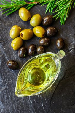Zeytinyağı aperatifi, soğuk sıkılmış zeytin, menü konsepti yiyecek arka planı. Üst Manzara. metin keto ya da paleo diyeti için metin boşluklarını kopyala