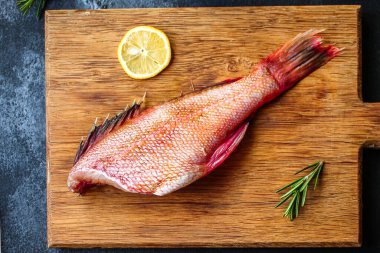 Kırmızı levrek balığı renkleri, çiğ deniz ürünleri menüsü konsepti gıda arka plan peskataryan, keto ya da paleo diyeti. Üst Manzara. metin için boşluk kopyala