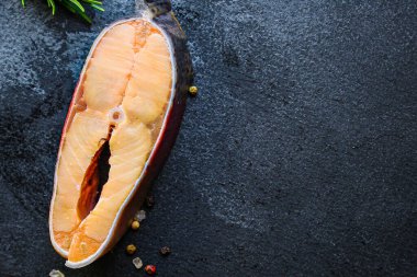 Pembe somon balığı bifteği, çiğ fileto ızgara veya barbekü. Peskataryen Menü konsepti, arka plan besin keto ya da paleo diyeti. Üst Manzara. metin için boşluk kopyala