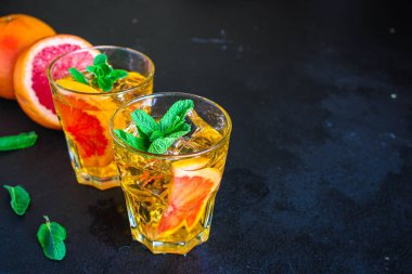 Buzlu limonata. Menü konsepti, yemek arkaplanı, keto ya da paleo diyeti. Üst Manzara. metin için boşluk kopyala