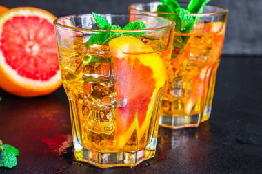 Buzlu limonata. Menü konsepti, yemek arkaplanı, keto ya da paleo diyeti. Üst Manzara. metin için boşluk kopyala