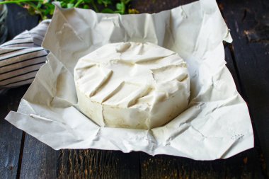 Peynirli Camembert veya Brie Menü konsepti. yemek arkaplan görünümü metin keto veya paleo diyeti için fotokopi alanı sağlıklı yeme, çiğ organik gıdalar