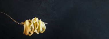 Domates ve fesleğenli makarna, menü konsepti sağlıklı beslenme. metin için yiyecek arkaplan üst görünümü kopyalama alanı