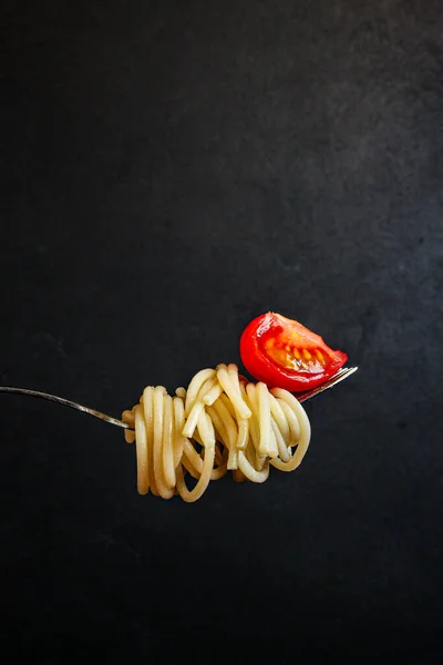 Espaguetis Pasta Con Tomate Albahaca Concepto Menú Alimentación Saludable Alimentos — Foto de Stock