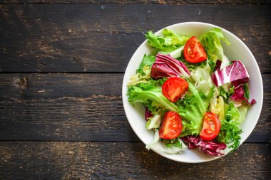 Sağlıklı salata, yapraklar karışık salata (mikro yeşiller, salatalık, domates, soğan, diğer malzemeler) keto veya paleo diyeti. Yemek geçmişi. Boşluğu kopyala 