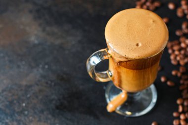 Dalgona kahve trend buzlu kapuçino ya da yumuşak kremalı latte menü konsepti sağlıklı beslenme. metin için yiyecek arkaplan üst görünümü kopyalama alanı