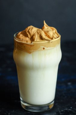 Dalgona kahve trend buzlu kapuçino ya da yumuşak kremalı latte menü konsepti sağlıklı beslenme. metin için yiyecek arkaplan üst görünümü kopyalama alanı