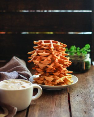 Belçika ya da Amerikan waffle 'ı (lezzetli tatlı yemek, tatlı aperatif) menü konsepti. Geçmişi. Üst Manzara. metin için boşluk kopyala