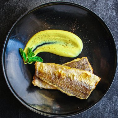 Kızarmış balık fileto kebabı, deniz ürünleri ana yemek peskatarian menüsü kavramı. Yemek geçmişi. text keto ya da paleo diyeti için üst görünüm kopyalama alanı