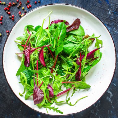 Sağlıklı salata, yapraklar karışık salata (mikro yeşiller, sulu atıştırmalıklar, domates). yiyecek arkaplanı - Metin için resim üst görünümü kopyalama alanı