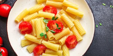 Makarna domatesleri sağlıklı yemek için hazır Tortiglioni ve domates sosu (İtalyan ana yemeği Maccheroni, Rigatoni) menü konsepti. Yemek geçmişi. Üst Manzara. metin için boşluk kopyala