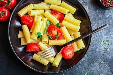 Makarna domatesleri sağlıklı yemek için hazır Tortiglioni ve domates sosu (İtalyan ana yemeği Maccheroni, Rigatoni) menü konsepti. Yemek geçmişi. Üst Manzara. metin için boşluk kopyala