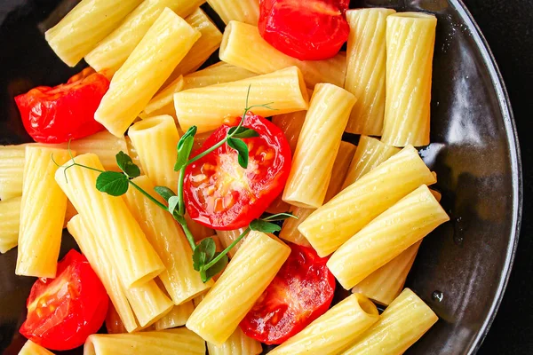 Makarna domatesleri sağlıklı yemek için hazır Tortiglioni ve domates sosu (İtalyan ana yemeği Maccheroni, Rigatoni) menü konsepti. Yemek geçmişi. Üst Manzara. metin için boşluk kopyala