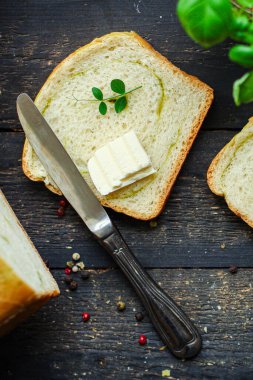  Ispanaklı ekmek rulosu ve ev yapımı fırın menüsü konsepti sağlıklı beslenme. metin için yiyecek arkaplan üst görünümü kopyalama alanı