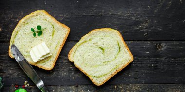  Ispanaklı ekmek rulosu ve ev yapımı fırın menüsü konsepti sağlıklı beslenme. metin için yiyecek arkaplan üst görünümü kopyalama alanı