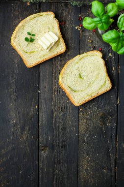  Ispanaklı ekmek rulosu ve ev yapımı fırın menüsü konsepti sağlıklı beslenme. metin için yiyecek arkaplan üst görünümü kopyalama alanı