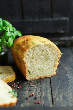  Ispanaklı ekmek rulosu ve ev yapımı fırın menüsü konsepti sağlıklı beslenme. metin için yiyecek arkaplan üst görünümü kopyalama alanı