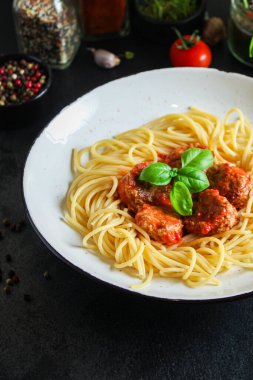 Köfteli makarna ve domates soslu menü konsepti sağlıklı beslenme. metin için yiyecek arkaplan üst görünümü kopyalama alanı