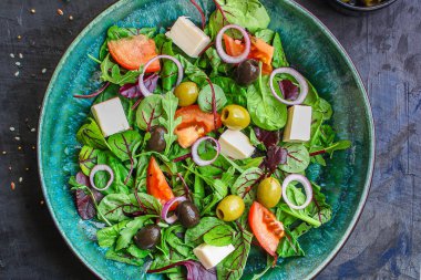 sağlıklı saladolives, marul, domates ve cheesefeta (Yunan salatası, lezzetli sebzeler) menü konsepti. Üst Manzara. metin için boşluk kopyala