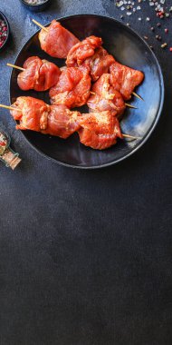 Masadaki bir tabakta çiğ domuz eti veya sığır eti (sağlıklı yemek, terbiye ve baharat karışımı) menü konsepti. Üst Manzara. metin için boşluk kopyala