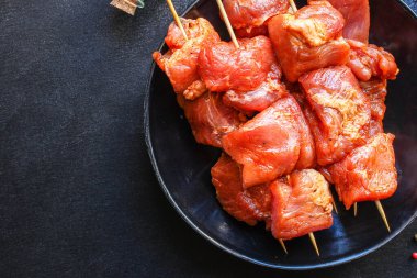 Masadaki bir tabakta çiğ domuz eti veya sığır eti (sağlıklı yemek, terbiye ve baharat karışımı) menü konsepti. Üst Manzara. metin için boşluk kopyala