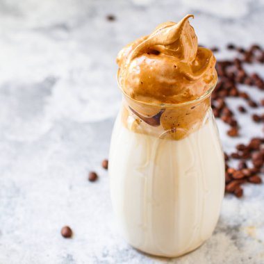 Dalgona kahve trend buzlu kapuçino ya da yumuşak kremalı latte menü konsepti sağlıklı beslenme. metin için yiyecek arkaplan üst görünümü kopyalama alanı