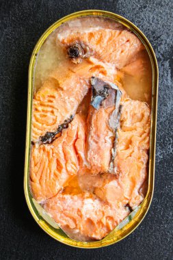 Konserve somon, balık teneke kutu menü konseptinde deniz ürünlerini korur. Üst Manzara. Metin ketojenik diyet, paleo veya peskataryan için kopyalama alanı