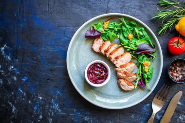 Ördek göğsü fileto salatası, menü konsepti yemek arka plan keto ya da paleo diyeti. Üst Manzara. metin için boşluk kopyala 