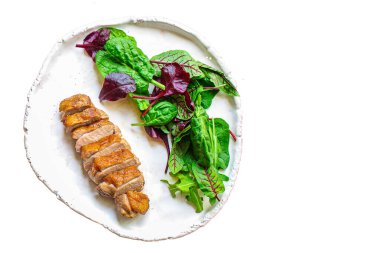 Ördek göğsü fileto salatası, menü konsepti yemek arka plan keto ya da paleo diyeti. Üst Manzara. metin için boşluk kopyala 