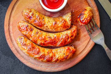 Kızarmış sosis, ızgara et ya da barbekü menüsü konsepti, yemek arka planı, keto ya da paleo diyeti. Üst Manzara. metin için boşluk kopyala 