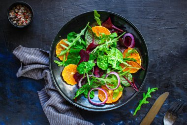 sağlıklı salata mandalina turunçgil, marul, roka ve diğer otlar. Menü konsepti yemek geçmişi, keto ya da paleo diyeti. Üst Manzara. metin için boşluk kopyala