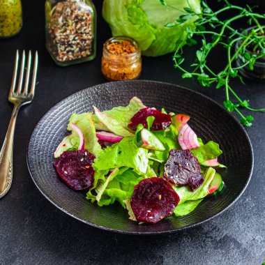 Sağlıklı salata pancar dilimleri, buzdağı marulu, yeşillikler. Menü konsepti yemek geçmişi, keto ya da paleo diyeti. Üst Manzara. metin için boşluk kopyala