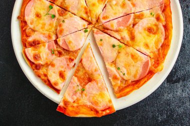 Pizza sosisi, domates sosu, peynir menüsü konsepti, yemek geçmişi, diyet. Üst Manzara. metin için boşluk kopyala