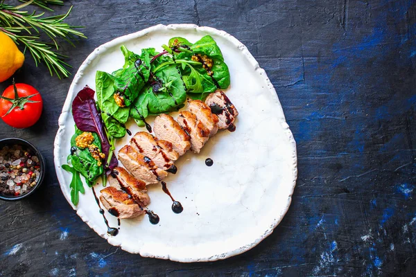 Ördek göğsü fileto salatası, menü konsepti yemek arka plan keto ya da paleo diyeti. Üst Manzara. metin için boşluk kopyala 