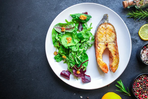 Pembe somon bifteği ve salata, ızgara deniz ürünleri, peskataryen menü konsepti keto veya paleo diyeti. Üst Manzara. metin için boşluk kopyala