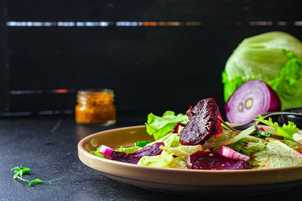 Fatias Saudáveis Beterraba Salada Alface Iceberg Verdes Conceito Menu Fundo — Fotografia de Stock