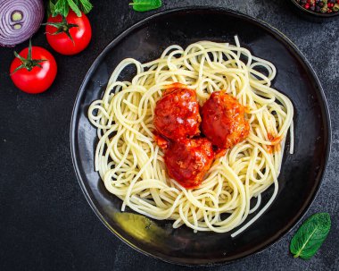 Makarna spagetti köftesi, domates sosu, ana menü konsepti, yemek arkaplanı, diyet. Üst Manzara. metin için boşluk kopyala