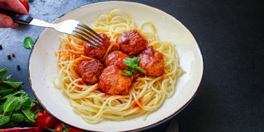 Makarna spagetti köftesi, domates sosu, ana menü konsepti, yemek arkaplanı, diyet. Üst Manzara. metin için boşluk kopyala