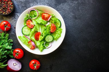 Sağlıklı salata, yapraklar karışık salata (mikro yeşiller, salatalık, domates, soğan, diğer malzemeler). Yemek geçmişi. text keto ya da paleo diyeti için boşluk kopyala