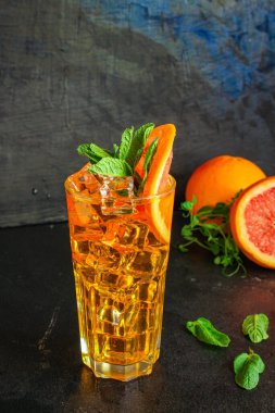 Buzlu limonata. Menü konsepti, yemek arkaplanı, keto ya da paleo diyeti. Üst Manzara. metin için boşluk kopyala