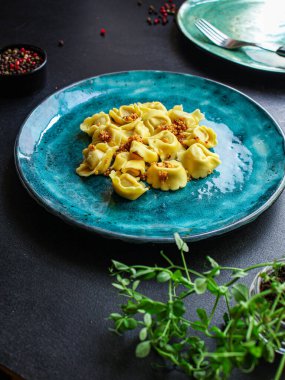 Tortellini, dolgulu makarna (ravioli veya hamur tatlısı) ikinci tabak Menü konsepti. Yemek geçmişi. Metin için üst görünüm kopyalama alanı