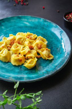 Tortellini, dolgulu makarna (ravioli veya hamur tatlısı) ikinci tabak Menü konsepti. Yemek geçmişi. Metin için üst görünüm kopyalama alanı